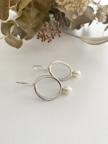 Boucles d'oreilles ovales avec perle en argent